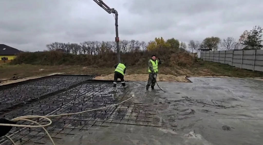 Приемка бетона М300 автобетононасосом с глубинным вибрированием смеси в Гомеле